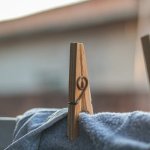 Mole w szafie? Sprytne, naturalne patenty, które uratują Twoją garderobę