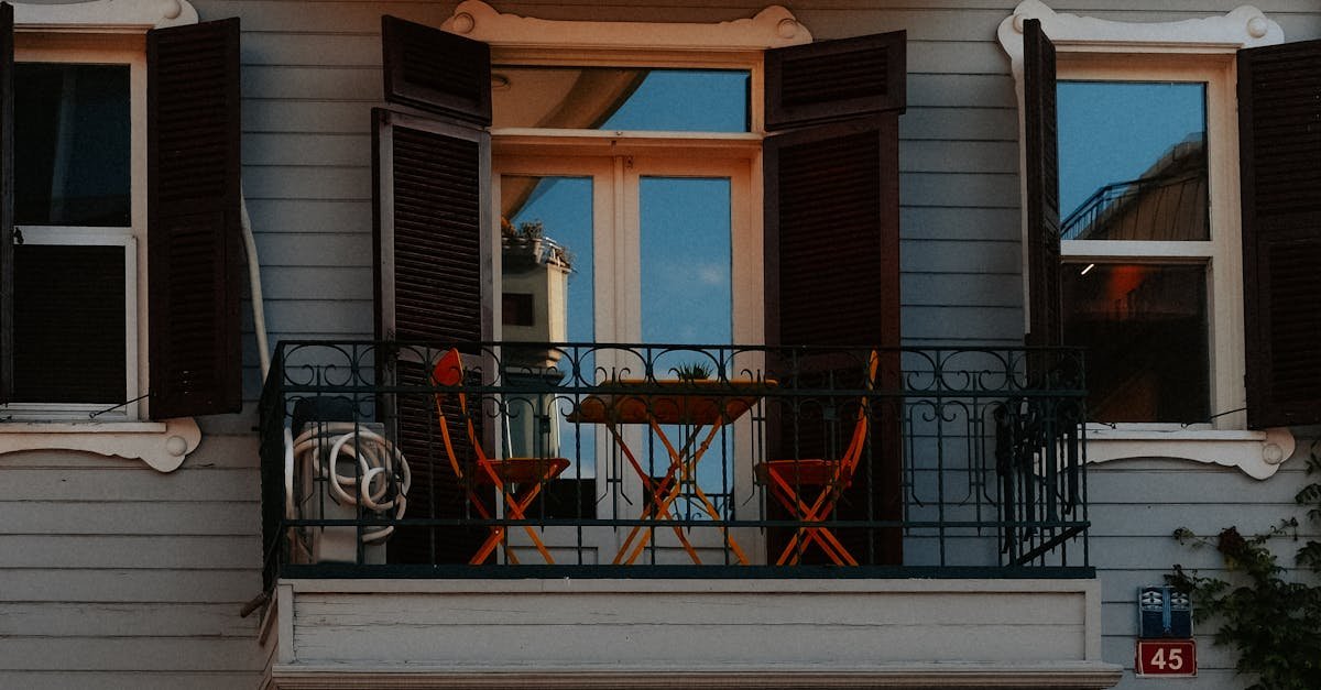 Wąski balkon w bloku? Zamień go w przytulną strefę relaksu — sprytne triki i małe wielkie rozwiązania