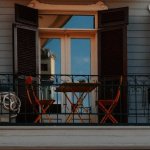 Wąski balkon w bloku? Zamień go w przytulną strefę relaksu — sprytne triki i małe wielkie rozwiązania
