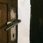 Gładkie cięcie: skracanie drzwi pokojowych bez śladu odprysków krok po kroku