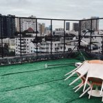 Zielony balkon bez podlewania: czy trawa syntetyczna naprawdę się sprawdza? Opinie, koszty i wskazówki