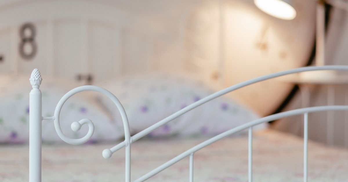 Łóżko jak z magazynu: proste triki, które odmienią Twoją sypialnię