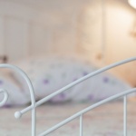 Łóżko jak z magazynu: proste triki, które odmienią Twoją sypialnię